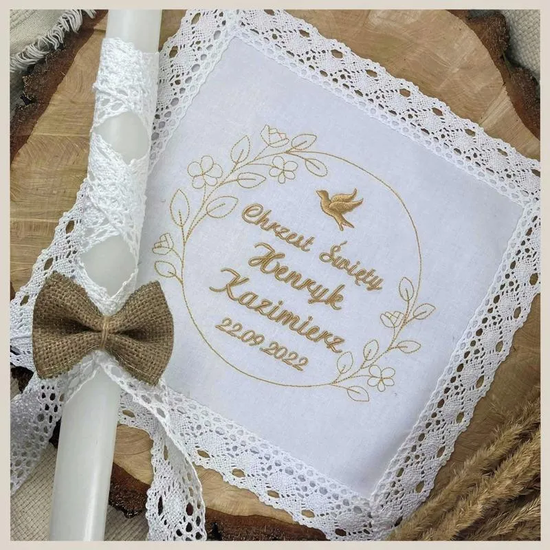 Inspiracje na haft: co wyhaftować na szatce do chrztu?