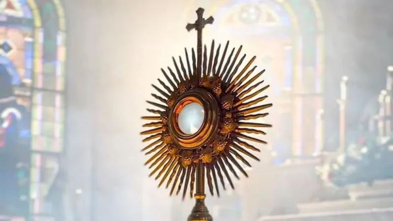 Kto udziela sakramentu i jakie ma to znaczenie dla wiernych?