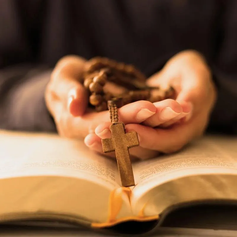 Modlitwa osobista i liturgiczna – jakie korzyści przynosi człowiekowi?