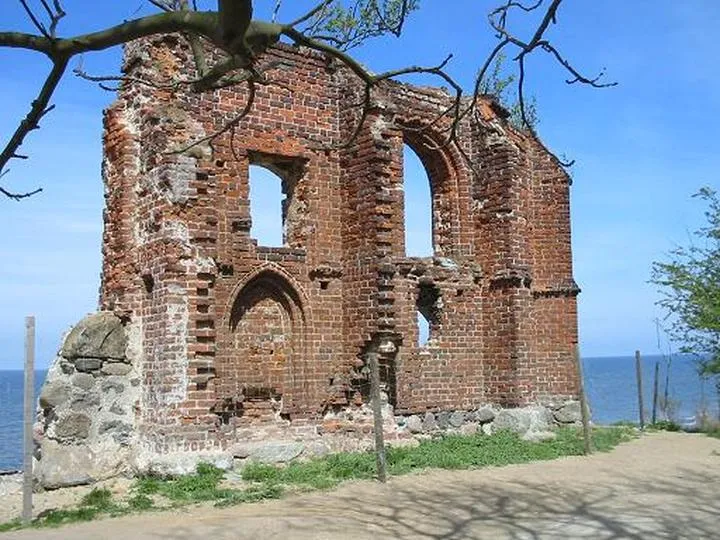 Tajemnice kościoła, który zabiera morze – odkryj niezwykłe historie