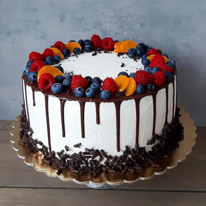 Tradycyjne motywy i symbole bierzmowania na torcie